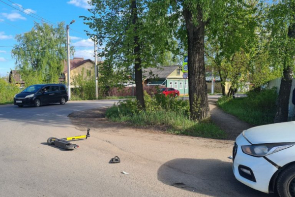 В Твери 17-летний самокатчик не уступил дорогу авто и получил травмы