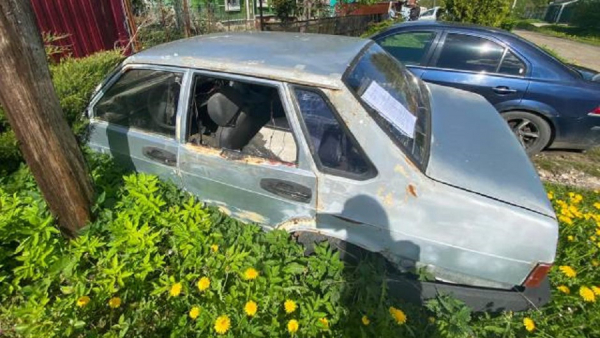В Твери администрация собирается убрать с улицы ржавый автохлам со следами ДТП В Твери администрация собирается убрать с улицы ржавый автохлам со следами ДТП