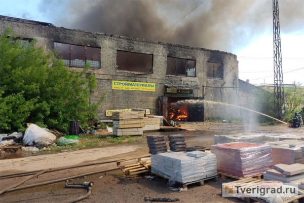 В Твери из-за пожара перекрыли въезды на улицу Спартака В Твери из-за пожара перекрыли въезды на улицу Спартака