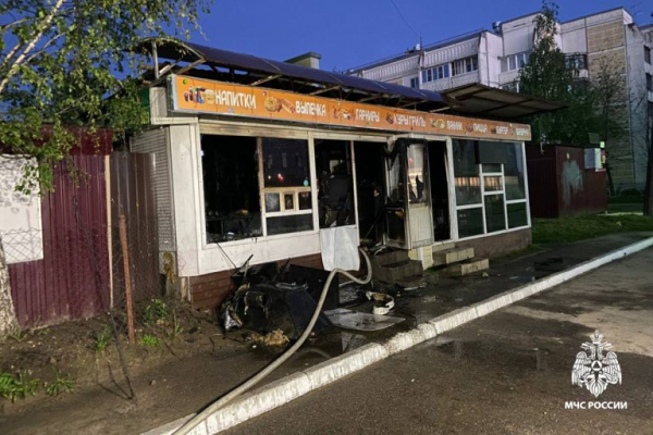 В Твери пожар уничтожил киоск с шаурмой