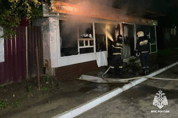 В Твери пожар уничтожил киоск с шаурмой