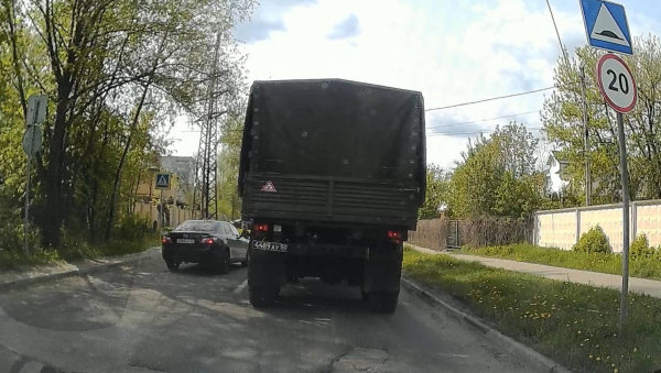 В Твери водитель иномарки чуть не сбил ребёнка на пешеходном переходе В Твери водитель иномарки чуть не сбил ребёнка на пешеходном переходе