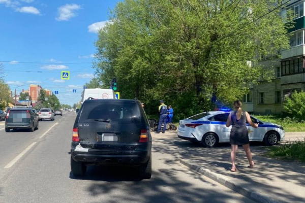 В Твери водитель мопеда врезался в Mercedes В Твери водитель мопеда врезался в Mercedes