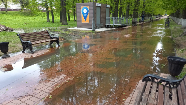 В Твери затопило тротуар в парке на набережной В Твери затопило тротуар в парке на набережной