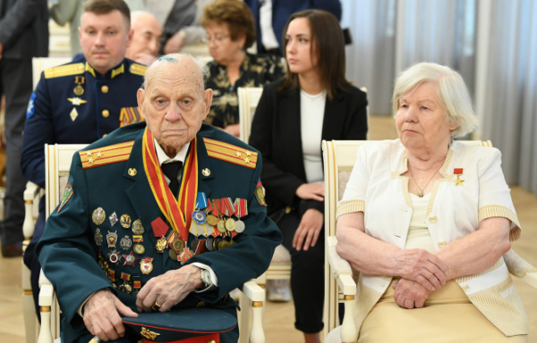 Жителям Тверской области вручили государственные и региональные награды Жителям Тверской области вручили государственные и региональные награды
