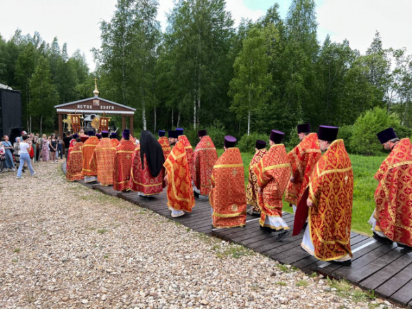 Участникам Большого крестного хода от истока Волги предстоит пройти 800 км Участникам Большого крестного хода от истока Волги предстоит пройти 800 км