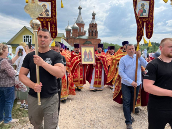 Участникам Большого крестного хода от истока Волги предстоит пройти 800 км Участникам Большого крестного хода от истока Волги предстоит пройти 800 км