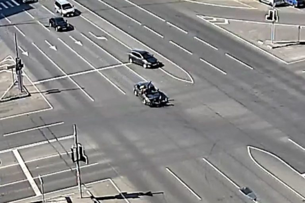 Опубликовано видео момента ДТП с курьером на площади Капошвара в Твери Опубликовано видео момента ДТП с курьером на площади Капошвара в Твери