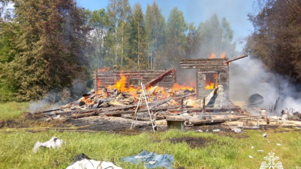 В деревне под Старицей сгорел дачный дом В деревне под Старицей сгорел дачный дом