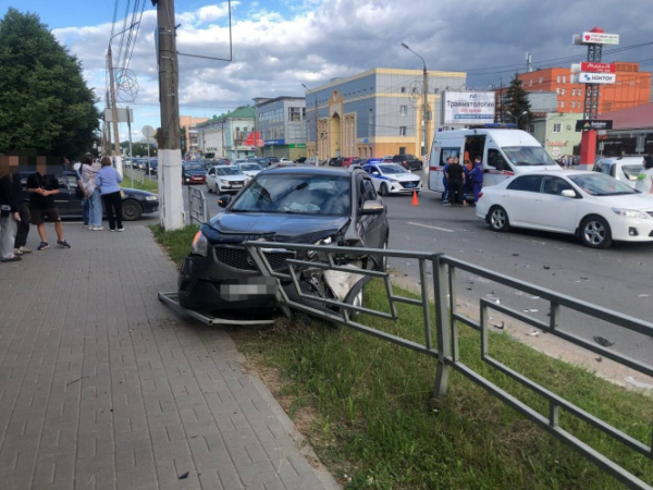 В Твери на проспекте Калинина произошло столкновение трёх машин