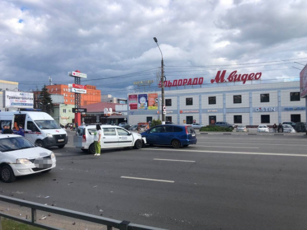В Твери на проспекте Калинина произошло столкновение трёх машин