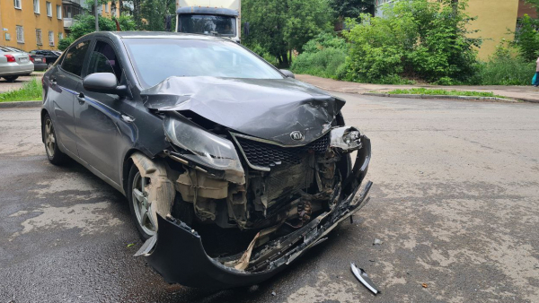 В Твери при столкновении двух автомобилей пострадал человек В Твери при столкновении двух автомобилей пострадал человек