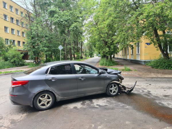 В Твери при столкновении двух автомобилей пострадал человек В Твери при столкновении двух автомобилей пострадал человек