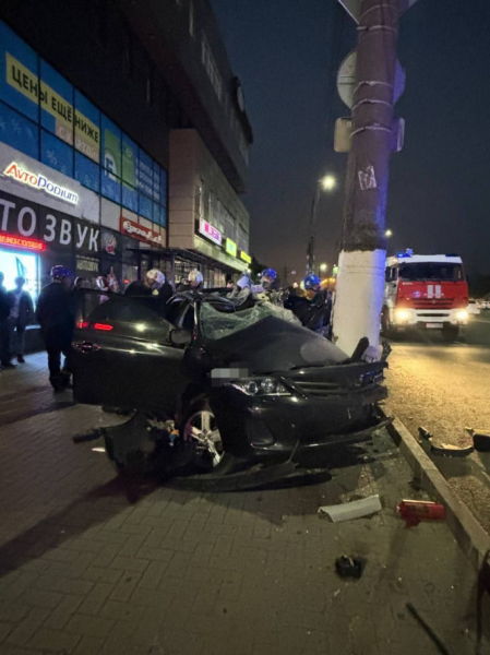 В Твери водитель на большой скорости влетел в столб и попал в реанимацию В Твери водитель на большой скорости влетел в столб и попал в реанимацию