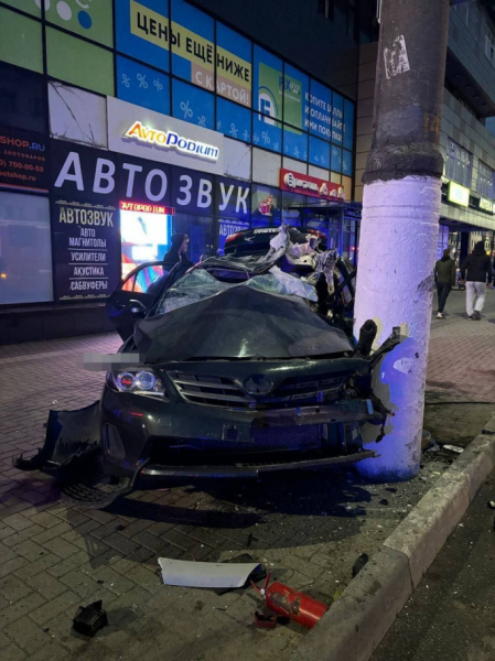 В Твери водитель на большой скорости влетел в столб и попал в реанимацию В Твери водитель на большой скорости влетел в столб и попал в реанимацию