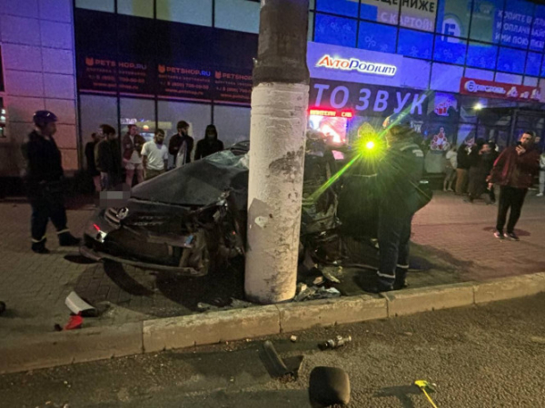В Твери водитель на большой скорости влетел в столб и попал в реанимацию В Твери водитель на большой скорости влетел в столб и попал в реанимацию