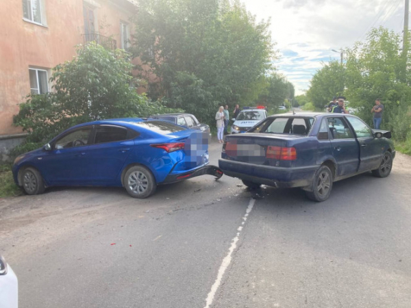 В Твери водитель врезался в припаркованный автомобиль и сбежал с места ДТП
