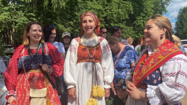 В Тверской области проходит фольклорный праздник "Троицкие гуляния в Василёво"