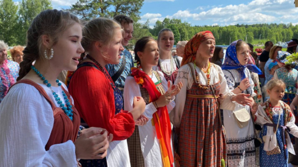 В Тверской области проходит фольклорный праздник "Троицкие гуляния в Василёво"