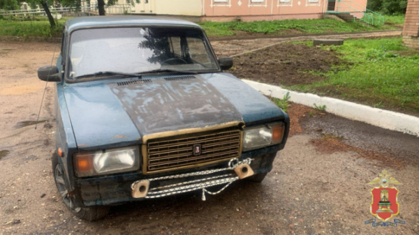 В Тверской области трое мужчин украли чужую машину, чтобы сдать её на металлолом