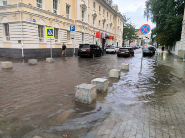 Опубликованы фото и видео затопленных после дождя улиц Твери Опубликованы фото и видео затопленных после дождя улиц Твери