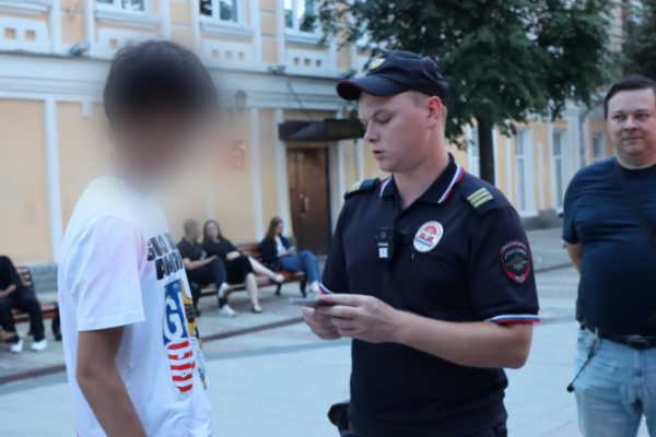 В Твери полицейские и общественник вечером патрулировали улицы
