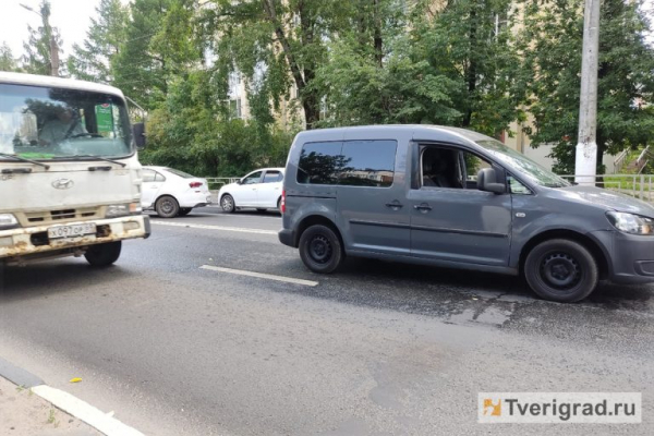 Из-за массового ДТП в центре Твери собирается пробка Из-за массового ДТП в центре Твери собирается пробка