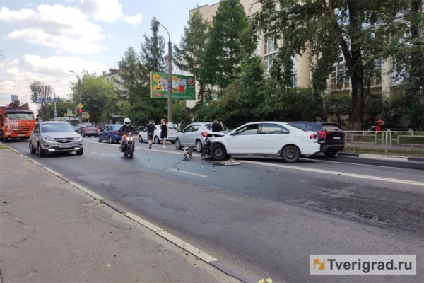 Из-за массового ДТП в центре Твери собирается пробка Из-за массового ДТП в центре Твери собирается пробка