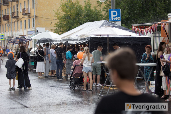 Клубничный кетчуп, концерт на прицепе и прогулки под ливнем: как Тверь встречает своё 889-летие Клубничный кетчуп, концерт на прицепе и прогулки под ливнем: как Тверь встречает своё 889-летие