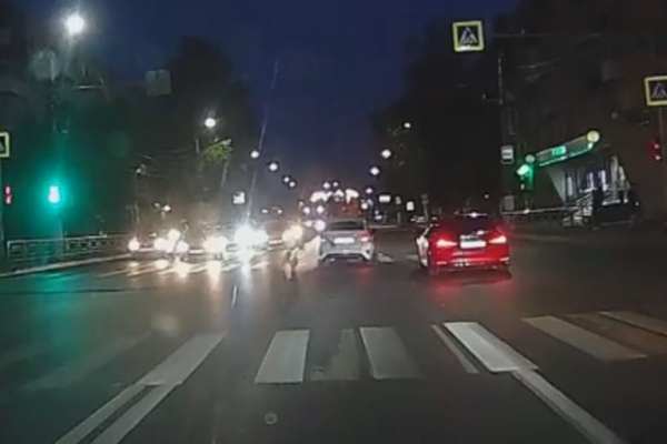 Опубликовано видео, как в Твери парень на электросамокате протаранил автомобиль Опубликовано видео, как в Твери парень на электросамокате протаранил автомобиль