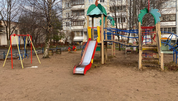 После вмешательства прокуратуры в Твери отремонтировали три детские площадки После вмешательства прокуратуры в Твери отремонтировали три детские площадки