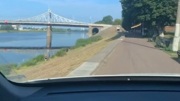 Прокуратура заинтересовалась водителем, проехавшимся по набережной в Твери Прокуратура заинтересовалась водителем, проехавшимся по набережной в Твери