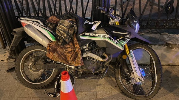 В Твери 14-летний мотоциклист пытался скрыться от полиции и врезался в забор В Твери 14-летний мотоциклист пытался скрыться от полиции и врезался в забор