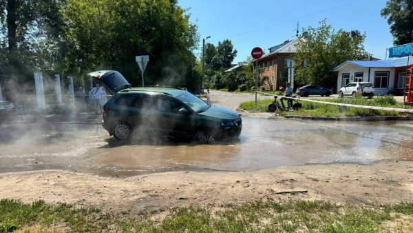 В Твери автомобиль провалился в яму с горячей водой В Твери автомобиль провалился в яму с горячей водой