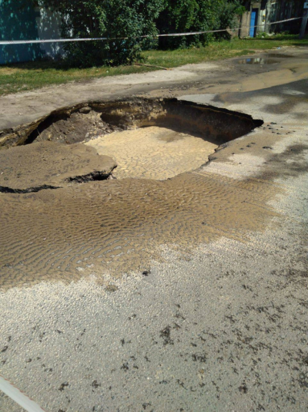 В Твери автомобиль провалился в яму с горячей водой В Твери автомобиль провалился в яму с горячей водой