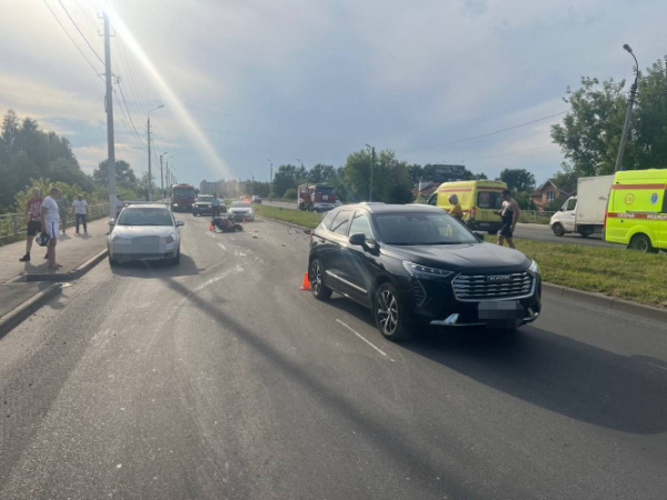 В Твери на Красинском мосту столкнулись два автомобилям и мотоцикл В Твери на Красинском мосту столкнулись два автомобилям и мотоцикл