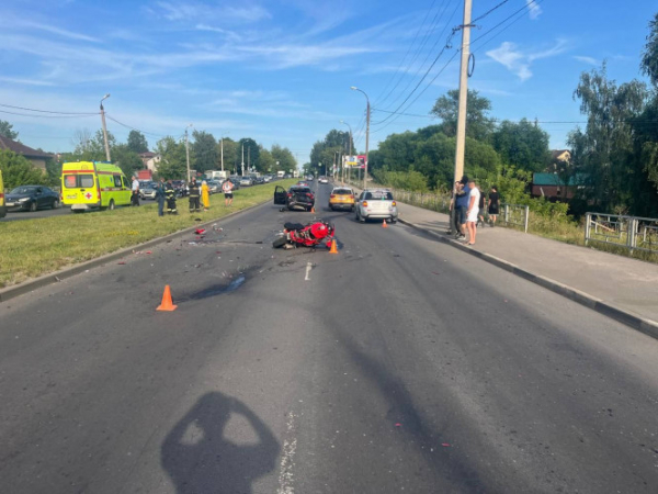 В Твери на Красинском мосту столкнулись два автомобилям и мотоцикл В Твери на Красинском мосту столкнулись два автомобилям и мотоцикл