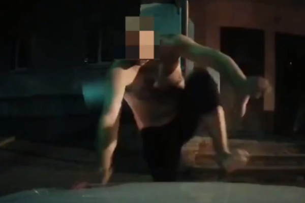 В Твери на видео попала драка полуголого мужчины с припаркованными машинами В Твери на видео попала драка полуголого мужчины с припаркованными машинами
