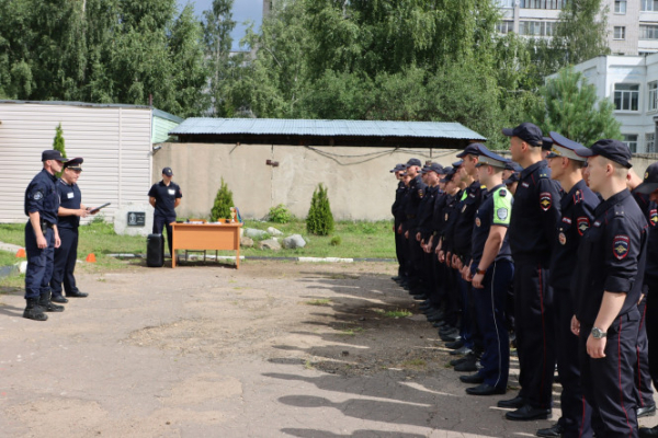 В Твери полицейские проходили полосу препятствий и стреляли из пистолета Макарова