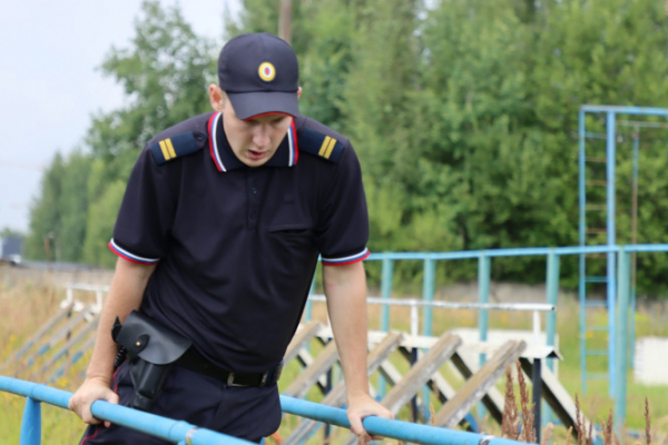 В Твери полицейские проходили полосу препятствий и стреляли из пистолета Макарова