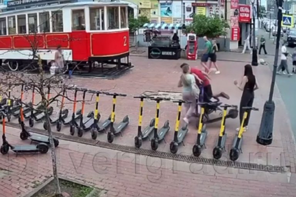 В Твери самокатчик сбил коляску с ребёнком В Твери самокатчик сбил коляску с ребёнком