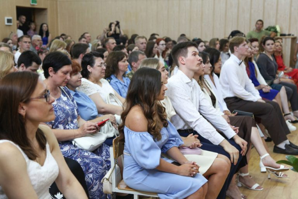 В Твери торжественно вручили дипломы выпускникам юридического факультета В Твери торжественно вручили дипломы выпускникам юридического факультета
