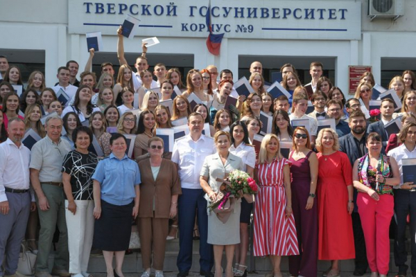 В Твери торжественно вручили дипломы выпускникам юридического факультета В Твери торжественно вручили дипломы выпускникам юридического факультета