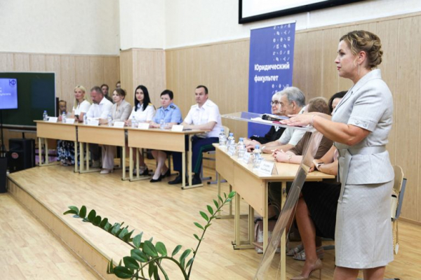 В Твери торжественно вручили дипломы выпускникам юридического факультета В Твери торжественно вручили дипломы выпускникам юридического факультета