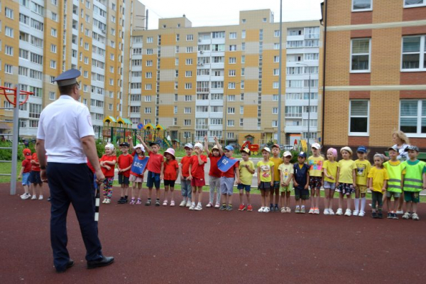 В Твери в день ГАИ-ГИБДД детсадовцев учили правилам дорожного движения В Твери в день ГАИ-ГИБДД детсадовцев учили правилам дорожного движения