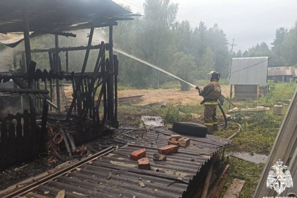 В Тверской области пожарные не дали огню уничтожить дом В Тверской области пожарные не дали огню уничтожить дом