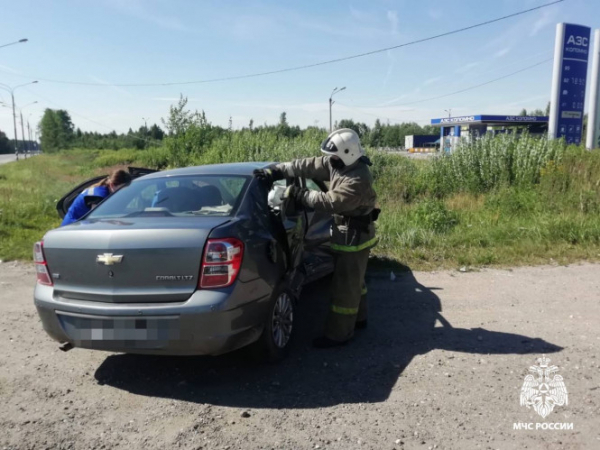 В Тверской области спасатели деблокировали женщину, пострадавшую в ДТП В Тверской области спасатели деблокировали женщину, пострадавшую в ДТП