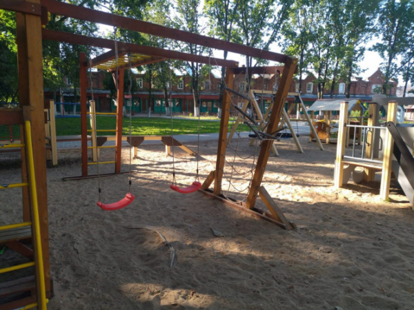 Неизвестные разгромили новую детскую площадку в центре Кашина