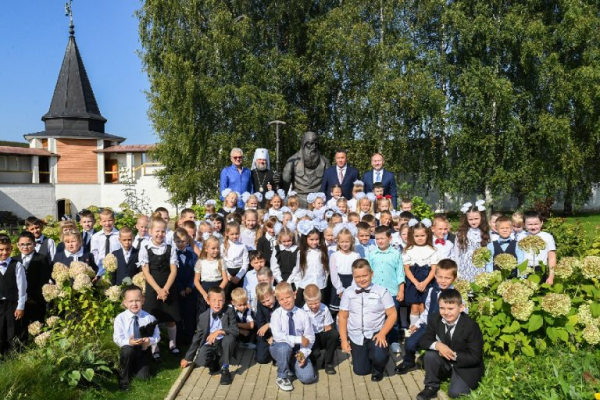 Добрая традиция: в монастыре Старицы напутствовали первоклассников Добрая традиция: в монастыре Старицы напутствовали первоклассников