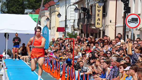 В Торопце проходят международные соревнования по прыжкам с шестом Athletics League В Торопце проходят международные соревнования по прыжкам с шестом Athletics League